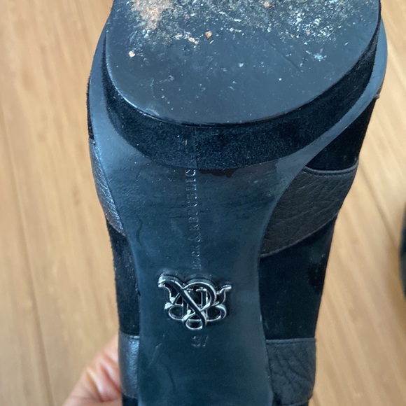 good condition suede and leather 3” heels. size 37 - Picture 4 of 4